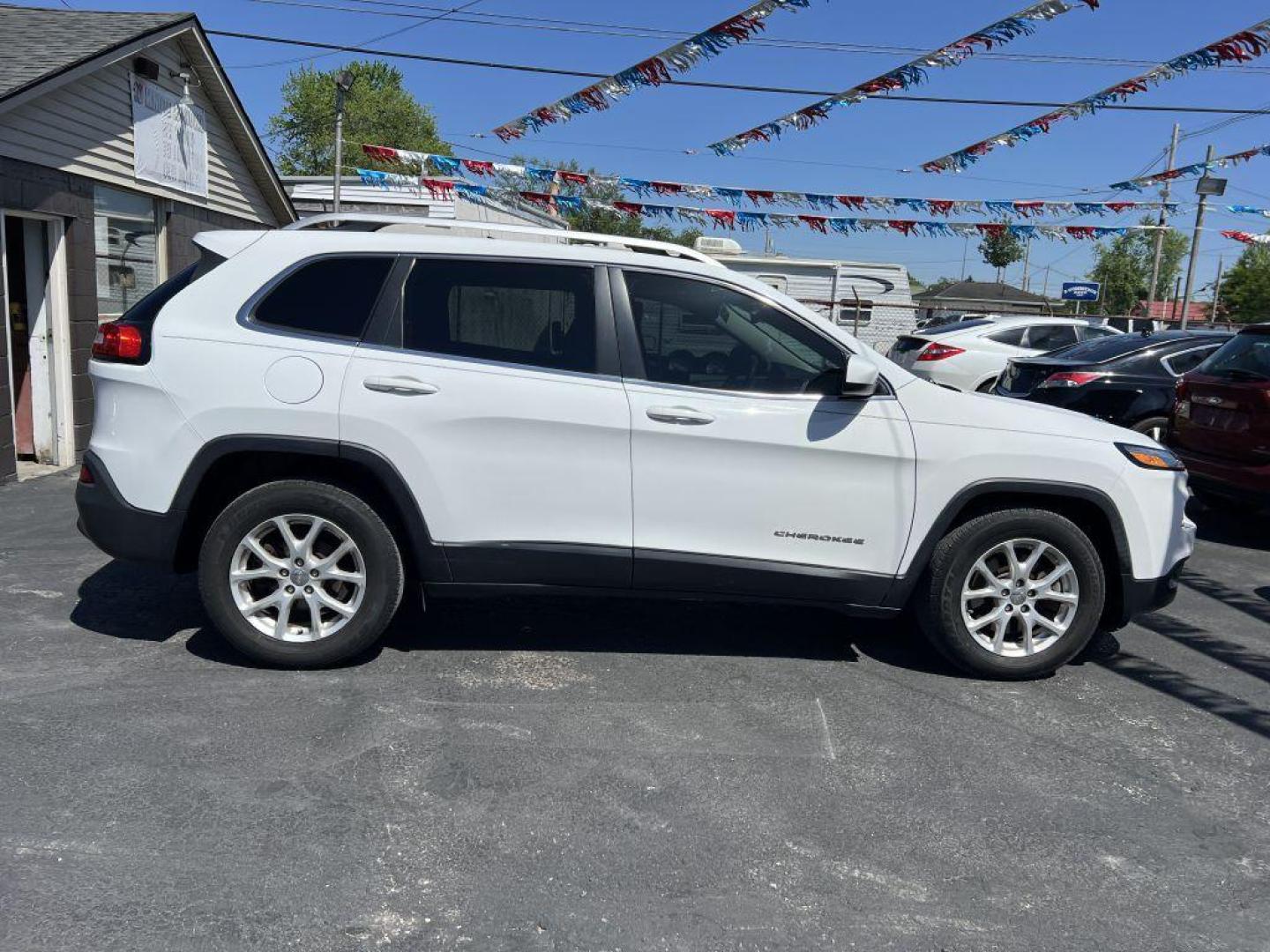 2017 WHITE JEEP CHEROKEE LATITUDE (1C4PJLCB6HW) with an 2.4L engine, Automatic transmission, located at 1056 E Riverside Dr, Evansville, IN, 47714, (812) 423-7026, 37.953491, -87.546654 - Photo#0
