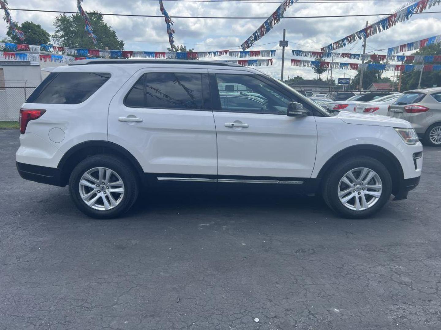 2018 WHITE FORD EXPLORER XLT (1FM5K8D8XJG) with an 3.5L engine, Automatic transmission, located at 1056 E Riverside Dr, Evansville, IN, 47714, (812) 423-7026, 37.953491, -87.546654 - Photo#0