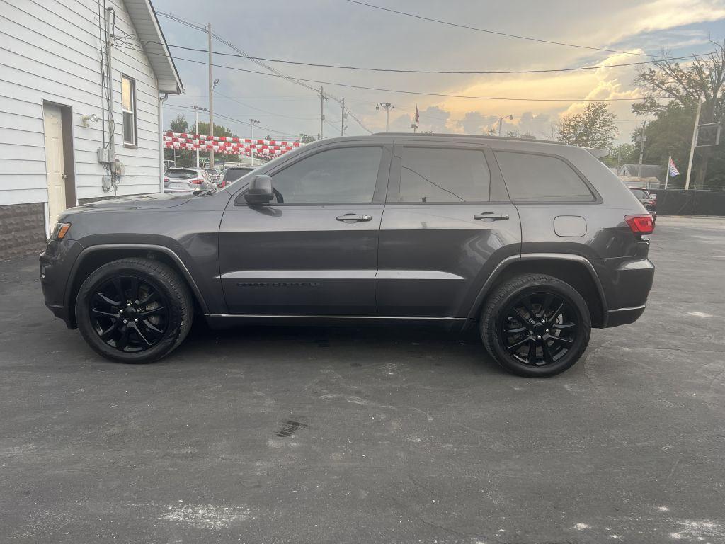 photo of 2017 JEEP GRAND CHEROKEE LAREDO