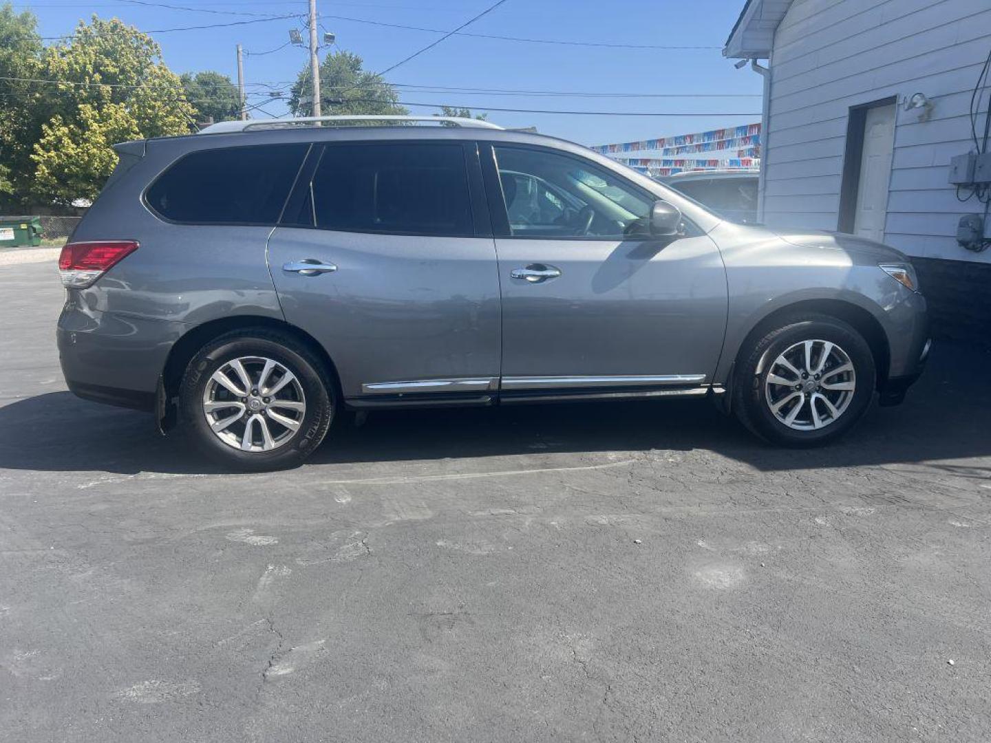 2015 GRAY NISSAN PATHFINDER S (5N1AR2MM9FC) with an 3.5L engine, Continuously Variable transmission, located at 1056 E Riverside Dr, Evansville, IN, 47714, (812) 423-7026, 37.953491, -87.546654 - Photo#0