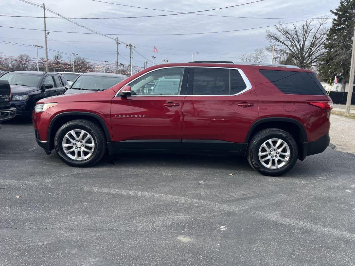 2018 RED CHEVROLET TRAVERSE LT (1GNEVGKW7JJ) with an 3.6L engine, Automatic transmission, located at 1056 E Riverside Dr, Evansville, IN, 47714, (812) 423-7026, 37.953491, -87.546654 - Photo#0