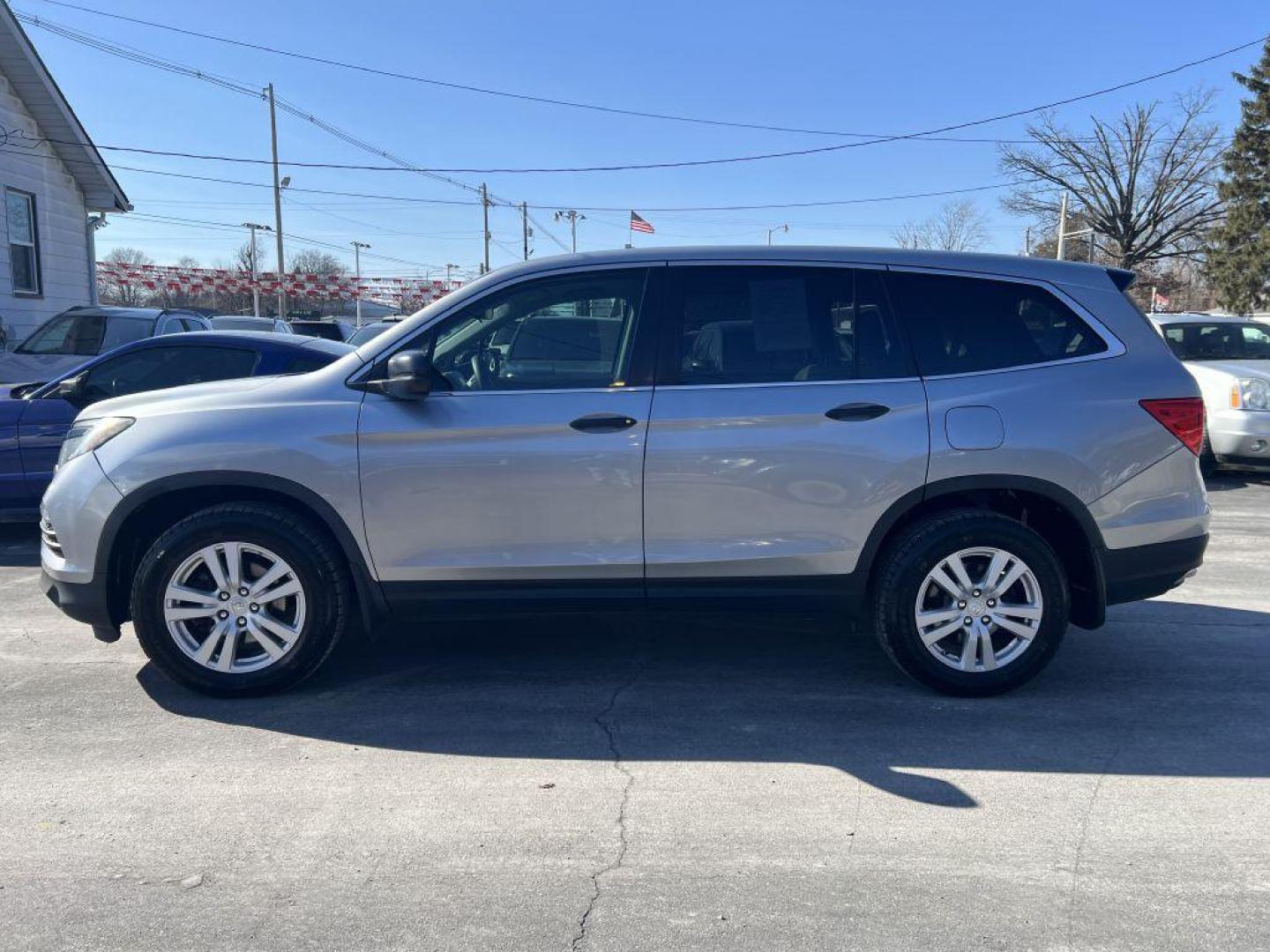 2018 SILVER HONDA PILOT LX (5FNYF6H15JB) with an 3.5L engine, Automatic transmission, located at 1056 E Riverside Dr, Evansville, IN, 47714, (812) 423-7026, 37.953491, -87.546654 - Photo#0