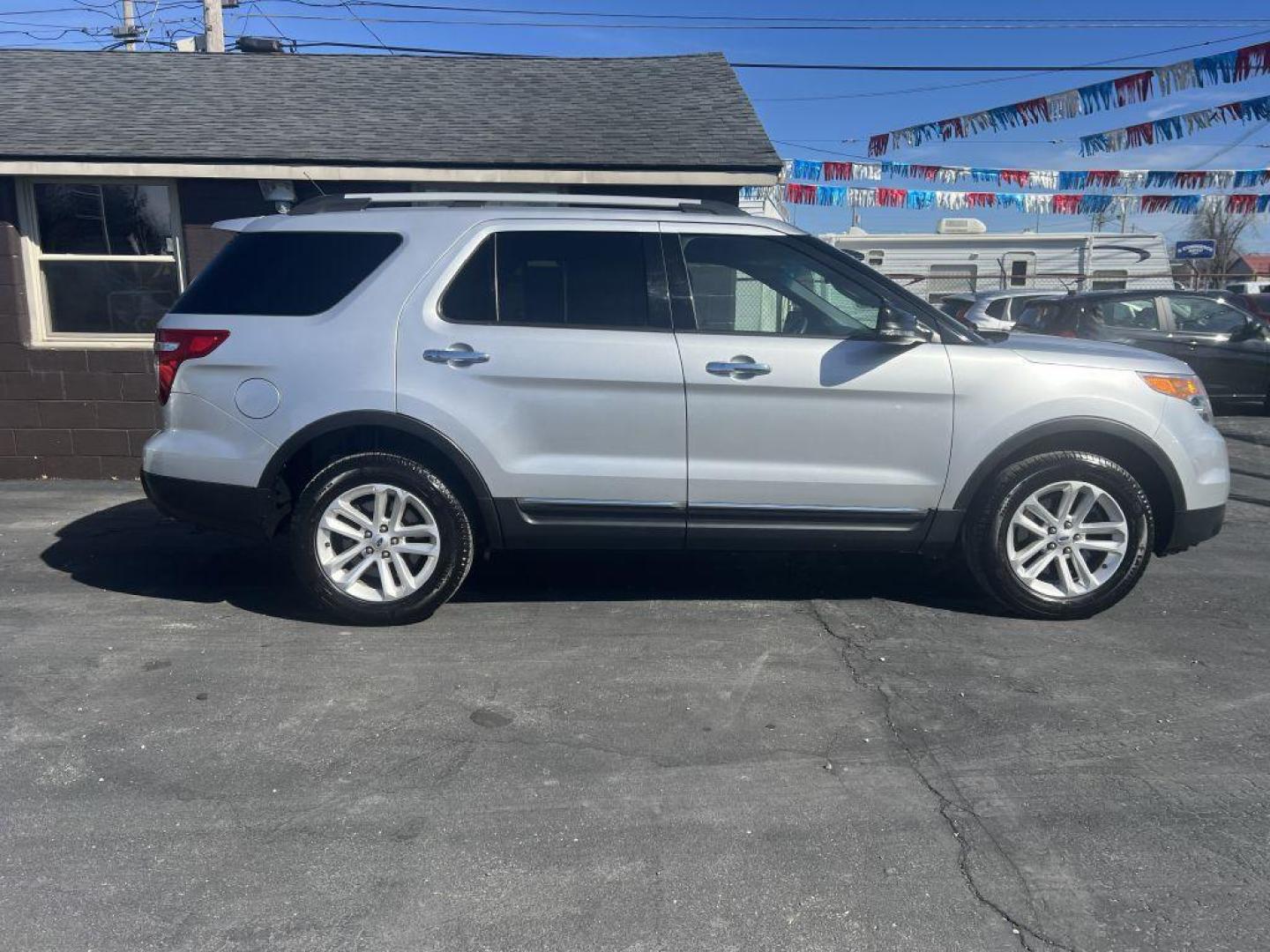2015 SILVER FORD EXPLORER XLT (1FM5K8D80FG) with an 3.5L engine, Automatic transmission, located at 1056 E Riverside Dr, Evansville, IN, 47714, (812) 423-7026, 37.953491, -87.546654 - Photo#0