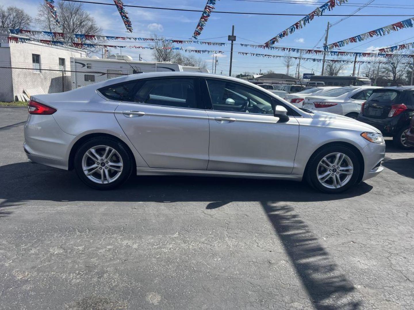 2018 SILVER FORD FUSION SE (3FA6P0HD6JR) with an 1.5L engine, Automatic transmission, located at 1056 E Riverside Dr, Evansville, IN, 47714, (812) 423-7026, 37.953491, -87.546654 - Photo#0