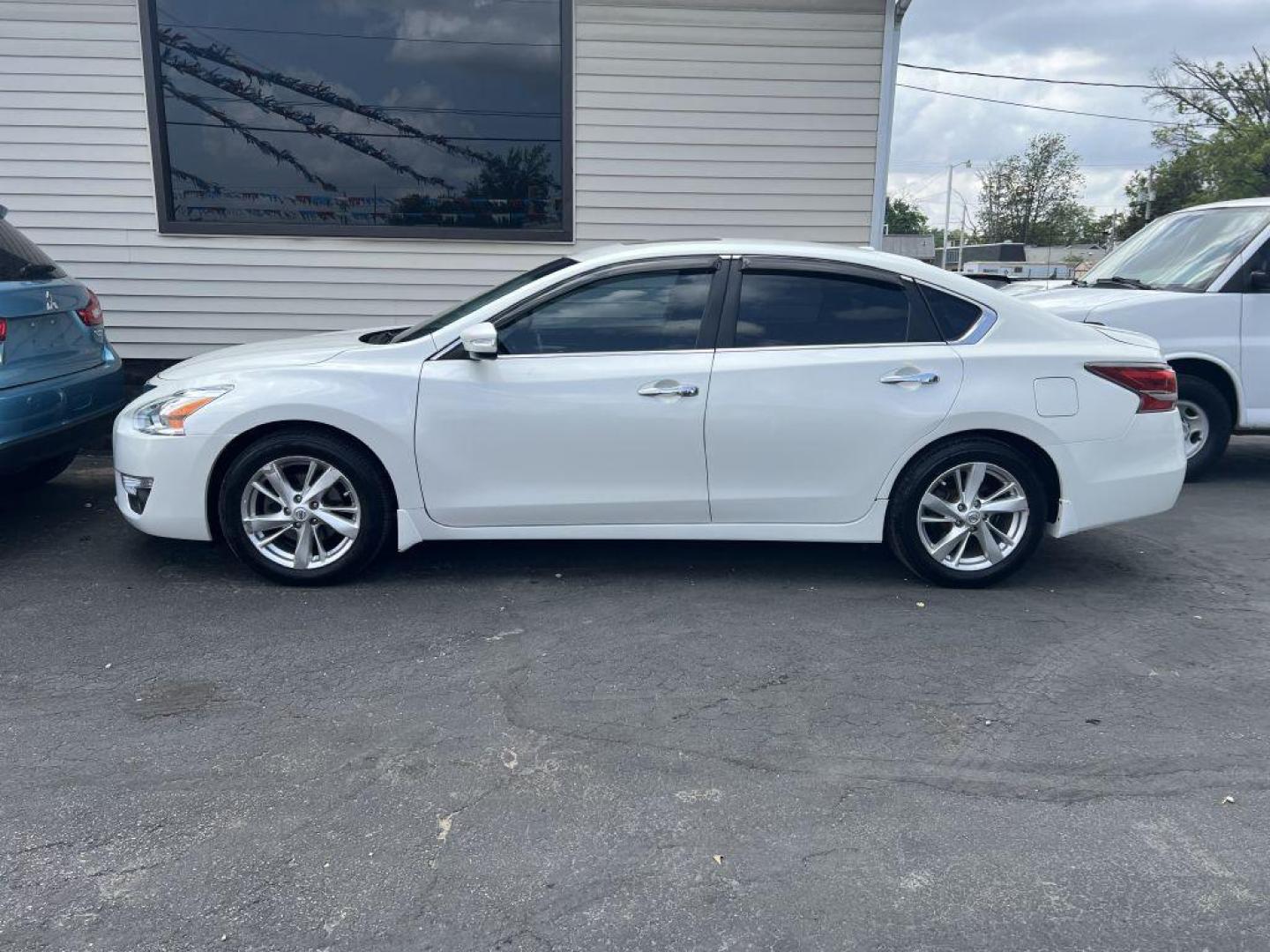 2015 WHITE NISSAN ALTIMA 2.5 (1N4AL3AP5FN) with an 2.5L engine, Continuously Variable transmission, located at 1056 E Riverside Dr, Evansville, IN, 47714, (812) 423-7026, 37.953491, -87.546654 - Photo#0