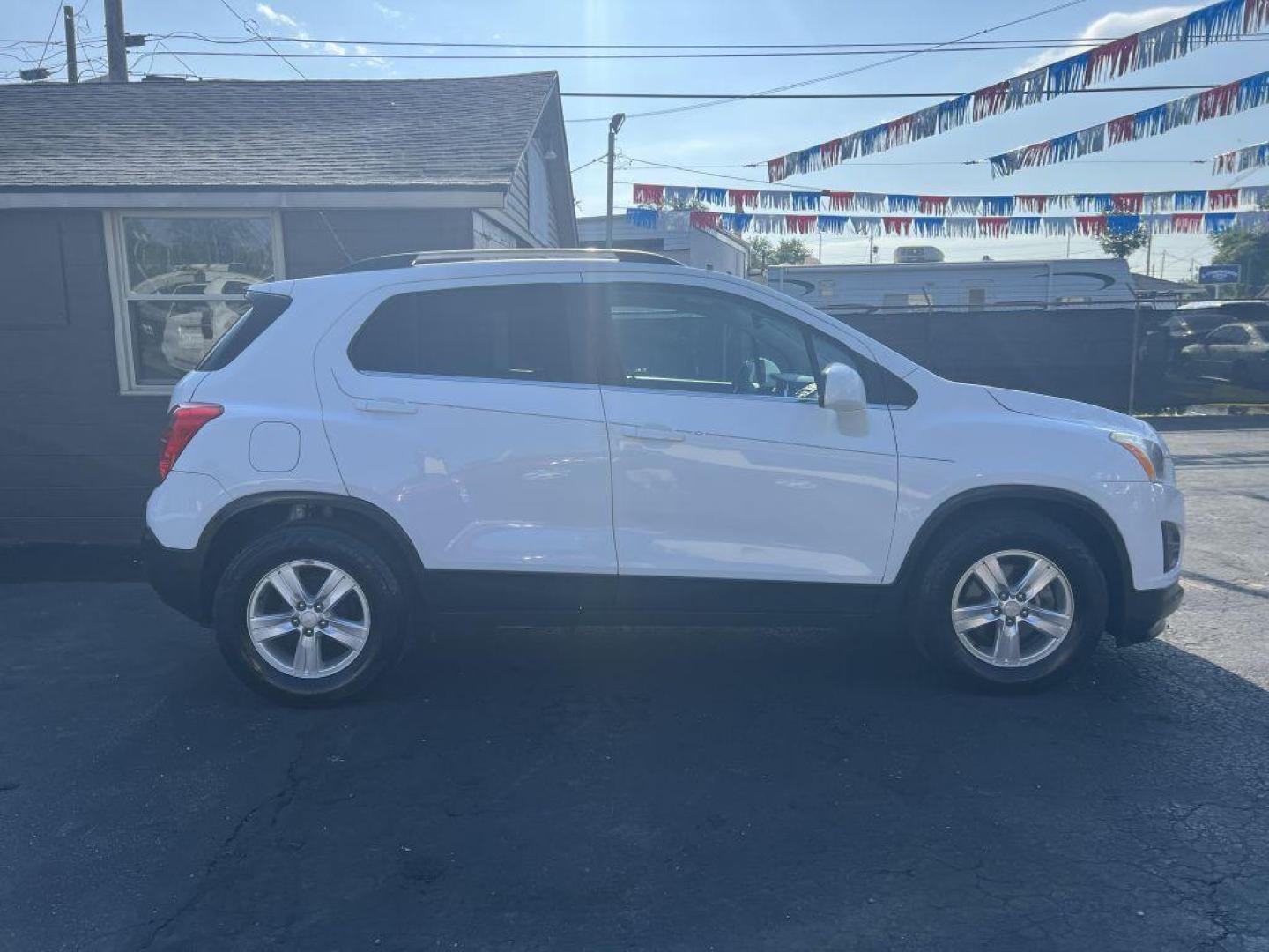 2016 WHITE CHEVROLET TRAX 1LT (3GNCJLSB7GL) with an 1.4L engine, Automatic transmission, located at 1056 E Riverside Dr, Evansville, IN, 47714, (812) 423-7026, 37.953491, -87.546654 - Photo#0