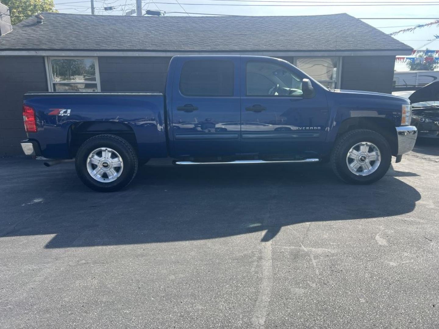2013 BLUE CHEVROLET SILVERADO 1500 LT (3GCPKSE75DG) with an 5.3L engine, Automatic transmission, located at 1056 E Riverside Dr, Evansville, IN, 47714, (812) 423-7026, 37.953491, -87.546654- Photo#0