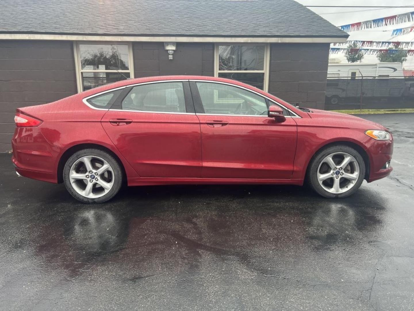 2014 RED FORD FUSION SE (3FA6P0HD9ER) with an 1.5L engine, Automatic transmission, located at 1056 E Riverside Dr, Evansville, IN, 47714, (812) 423-7026, 37.953491, -87.546654- Photo#0