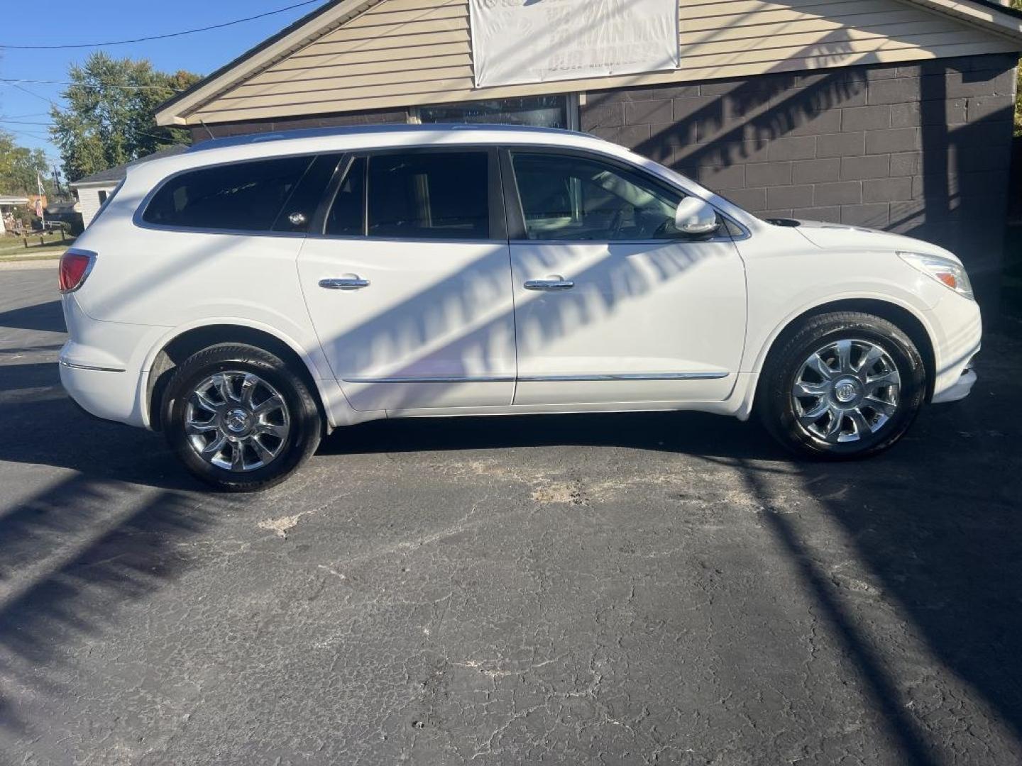 2017 WHITE BUICK ENCLAVE (5GAKVCKD2HJ) with an 3.6L engine, Automatic transmission, located at 1056 E Riverside Dr, Evansville, IN, 47714, (812) 423-7026, 37.953491, -87.546654- Photo#0