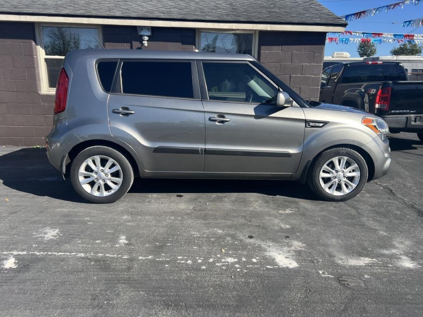 2013 GRAY KIA SOUL (KNDJT2A52D7) with an 1.6L engine, Automatic transmission, located at 1056 E Riverside Dr, Evansville, IN, 47714, (812) 423-7026, 37.953491, -87.546654- Photo#0