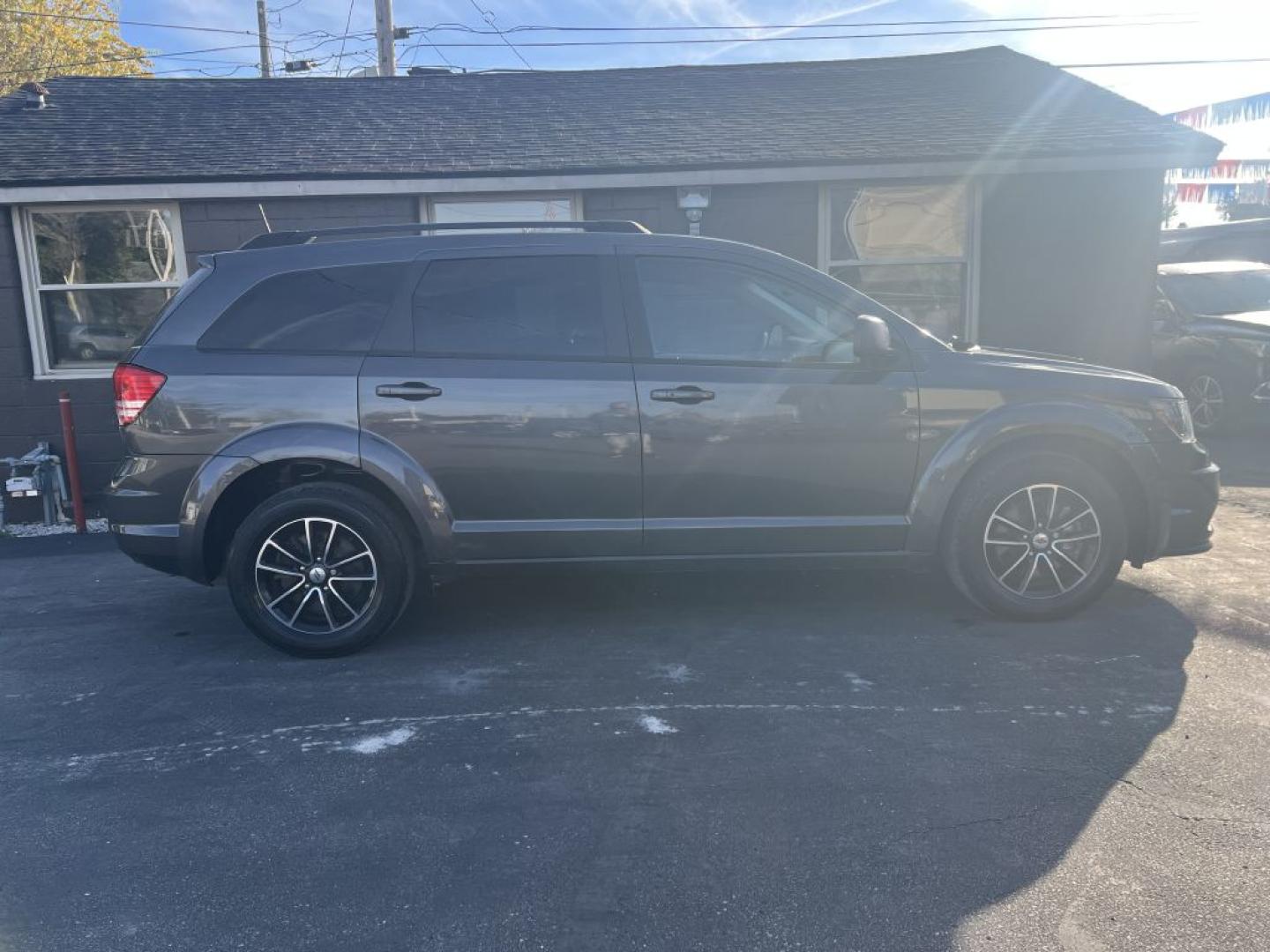 2018 GRAY DODGE JOURNEY SE (3C4PDCAB6JT) with an 2.4L engine, Automatic transmission, located at 1056 E Riverside Dr, Evansville, IN, 47714, (812) 423-7026, 37.953491, -87.546654- Photo#0