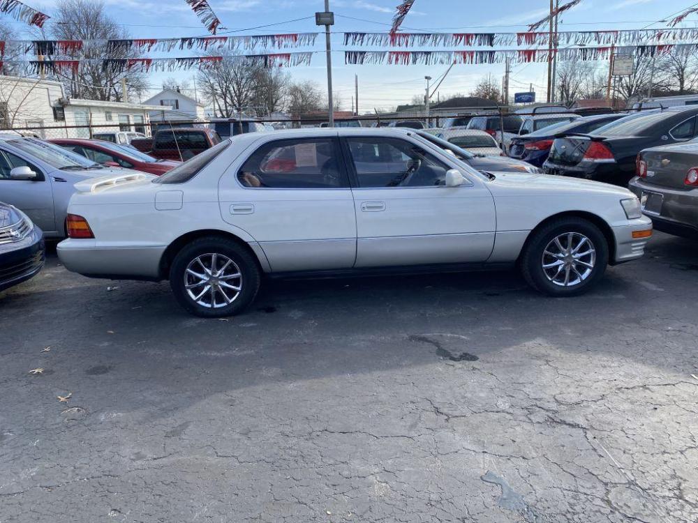 1992 WHITE LEXUS LS 400 (JT8UF11E2N0) with an 4.0L engine, Automatic transmission, located at 1056 E Riverside Dr, Evansville, IN, 47714, (812) 423-7026, 0.000000, 0.000000 - Photo #0