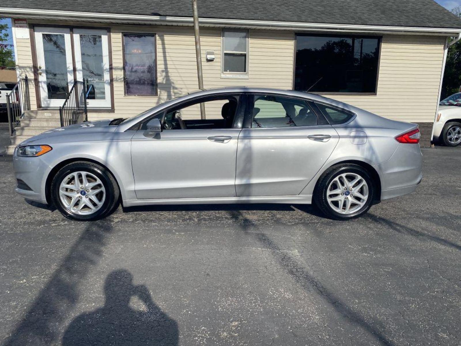 2014 SILVER FORD FUSION SE (1FA6P0H70E5) with an 2.5L engine, Automatic transmission, located at 1056 E Riverside Dr, Evansville, IN, 47714, (812) 423-7026, 37.953491, -87.546654 - Photo #0