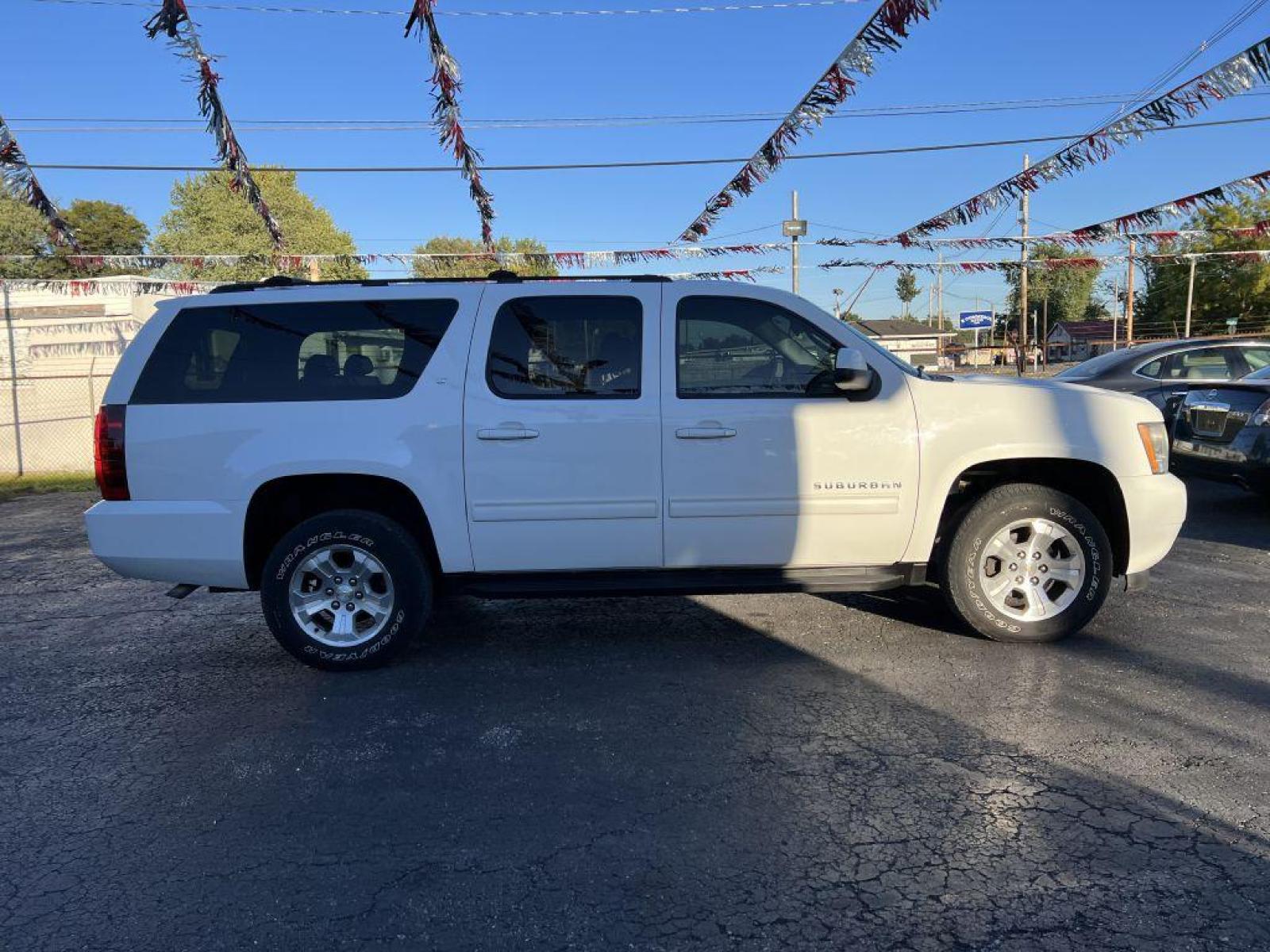 2009 WHITE CHEVROLET SUBURBAN 1500 LT (1GNFK26359R) with an 5.3L engine, Automatic transmission, located at 1056 E Riverside Dr, Evansville, IN, 47714, (812) 423-7026, 37.953491, -87.546654 - Photo #0