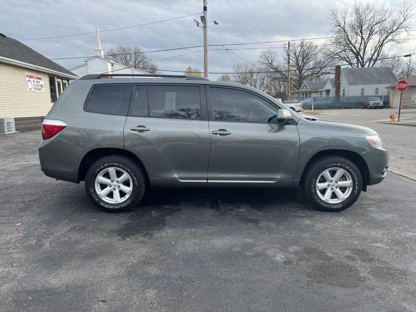 2010 GREEN TOYOTA HIGHLANDER SE (5TDJK3EH6AS) with an 3.5L engine, Automatic transmission, located at 1056 E Riverside Dr, Evansville, IN, 47714, (812) 423-7026, 37.953491, -87.546654 - Photo #0