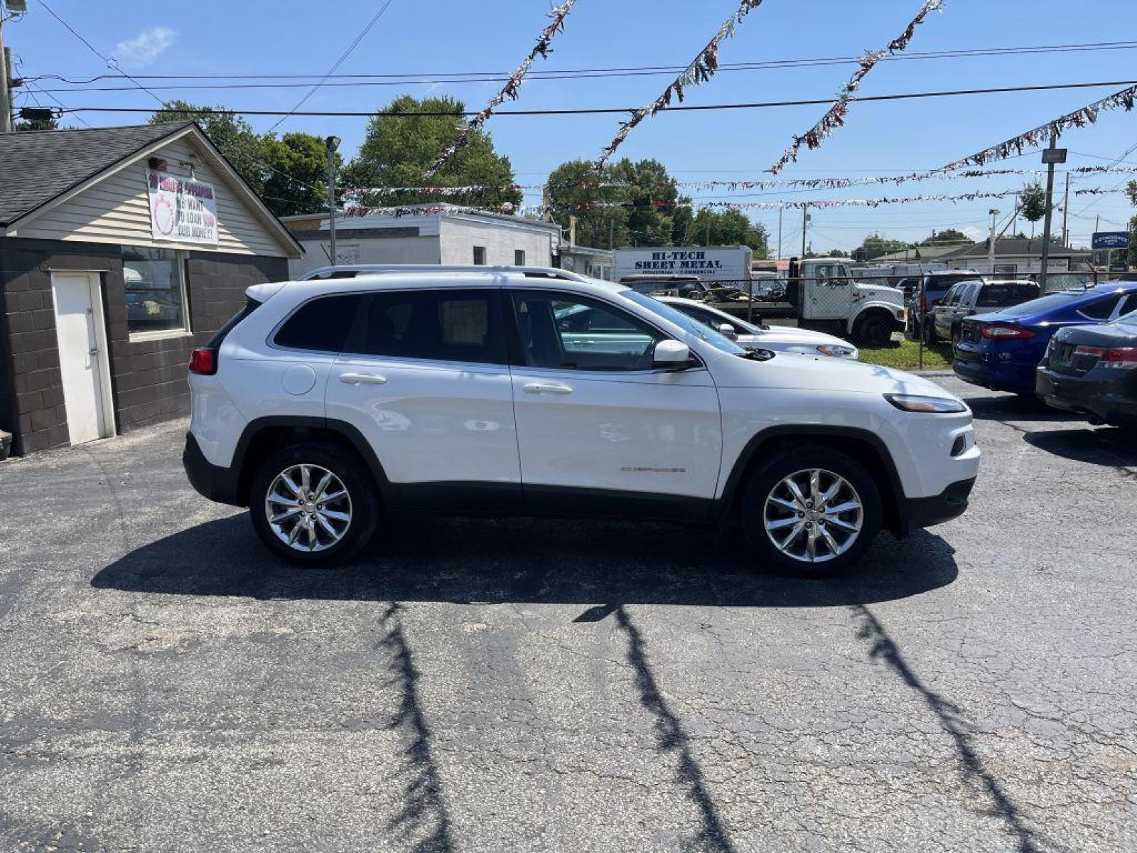 2014 WHITE JEEP CHEROKEE LIMITED (1C4PJLDS5EW) with an 3.2L engine, Automatic transmission, located at 1056 E Riverside Dr, Evansville, IN, 47714, (812) 423-7026, 37.953491, -87.546654 - Photo #0