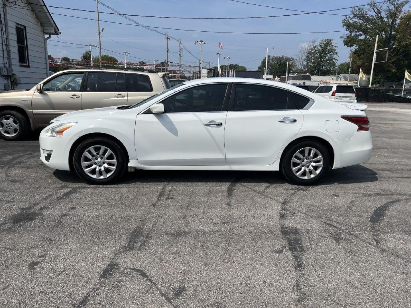 2015 WHITE NISSAN ALTIMA 2.5 (1N4AL3AP8FC) with an 2.5L engine, Continuously Variable transmission, located at 1056 E Riverside Dr, Evansville, IN, 47714, (812) 423-7026, 37.953491, -87.546654 - Photo #0
