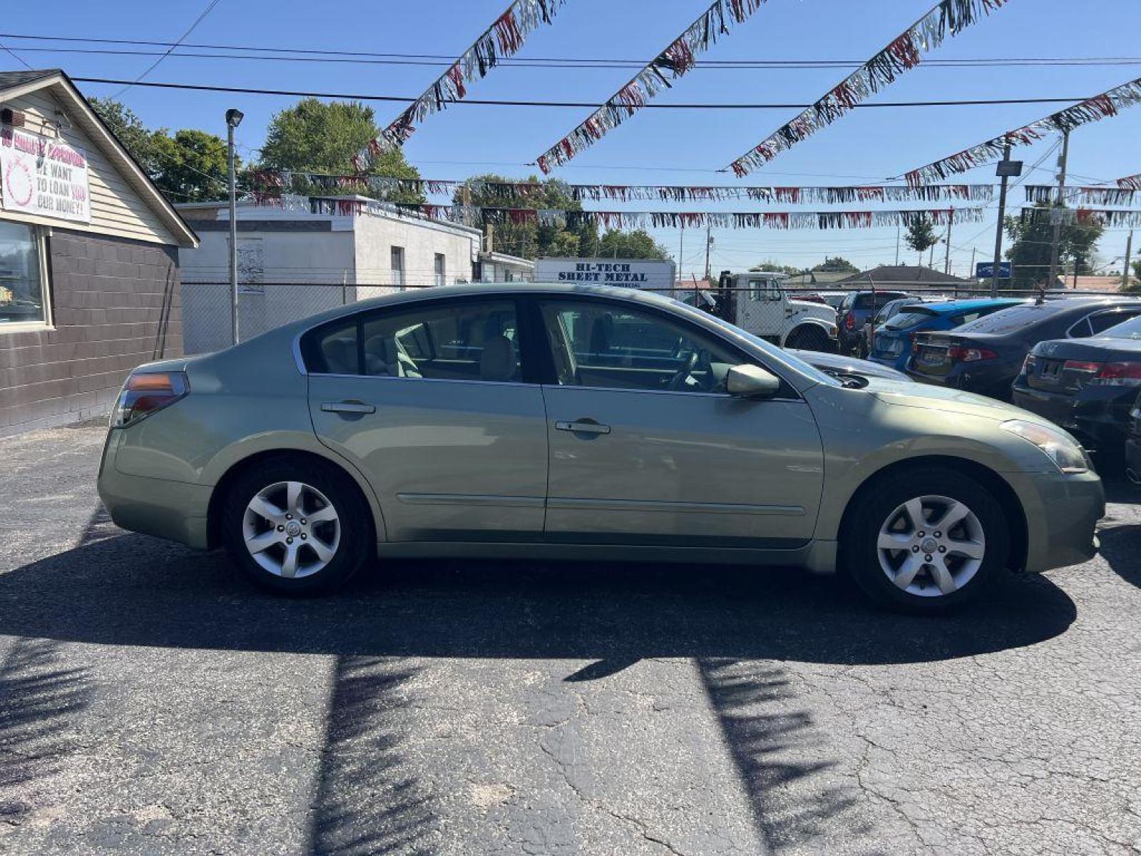 2007 GREEN NISSAN ALTIMA 2.5 (1N4AL21E67N) with an 2.5L engine, Continuously Variable transmission, located at 1056 E Riverside Dr, Evansville, IN, 47714, (812) 423-7026, 37.953491, -87.546654 - Photo #0