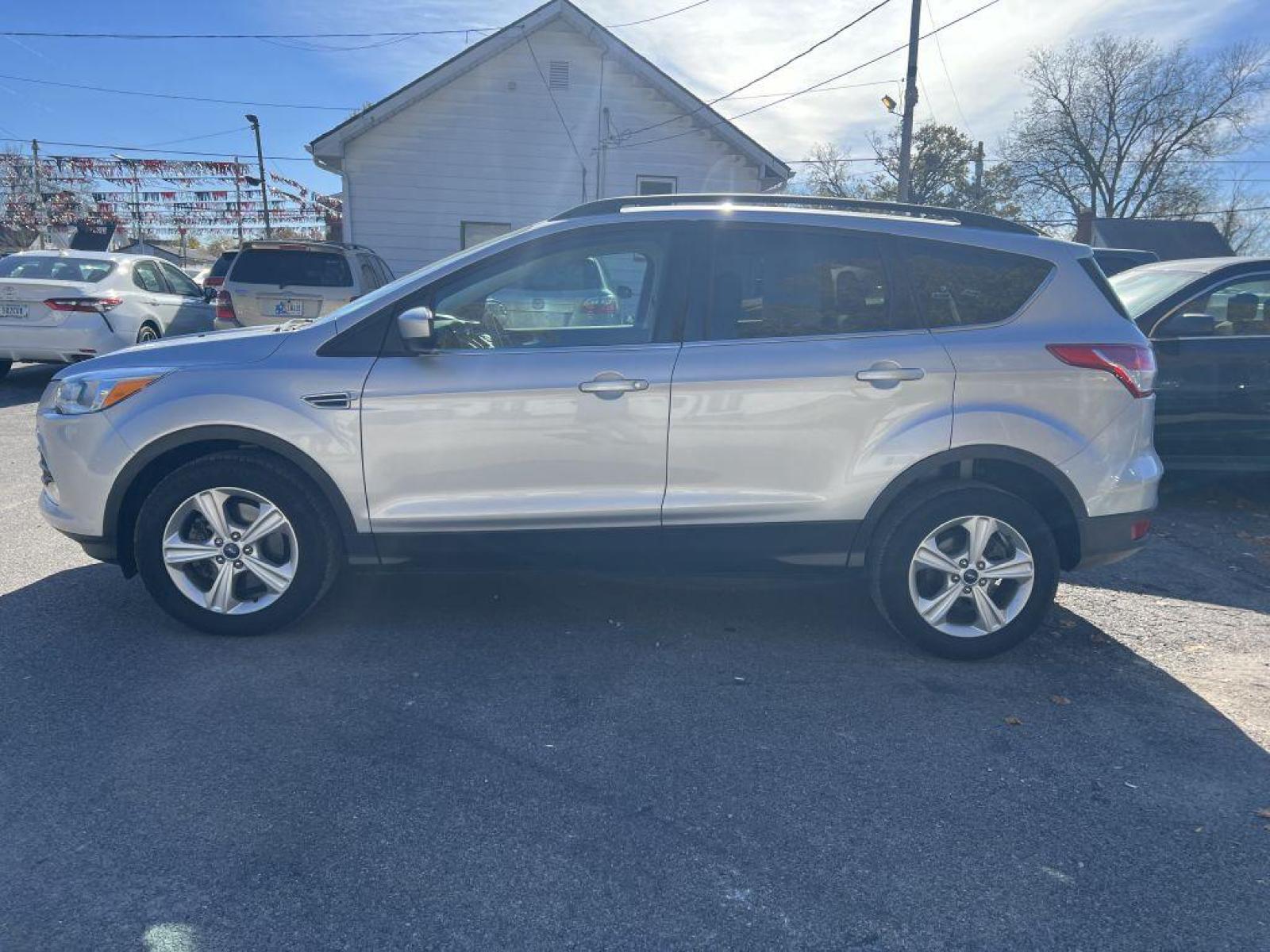 2016 SILVER FORD ESCAPE SE (1FMCU0G90GU) with an 2.0L engine, Automatic transmission, located at 1056 E Riverside Dr, Evansville, IN, 47714, (812) 423-7026, 37.953491, -87.546654 - Photo #0