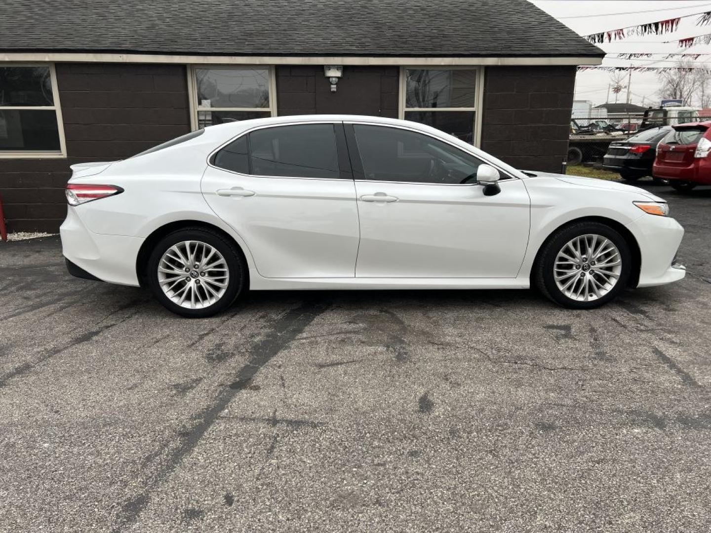 2019 WHITE TOYOTA CAMRY XLE (4T1B11HK8KU) with an 2.5L engine, Automatic transmission, located at 1056 E Riverside Dr, Evansville, IN, 47714, (812) 423-7026, 37.953491, -87.546654- Photo#0