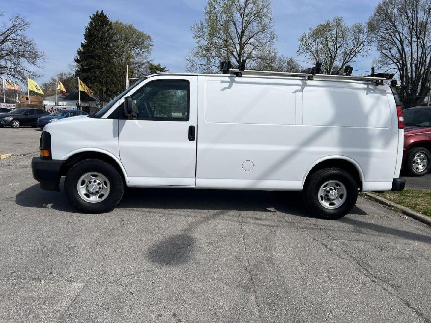 2017 WHITE CHEVROLET EXPRESS G2500 (1GCWGAFF2H1) with an 4.8L engine, Automatic transmission, located at 1056 E Riverside Dr, Evansville, IN, 47714, (812) 423-7026, 37.953491, -87.546654 - Photo#0