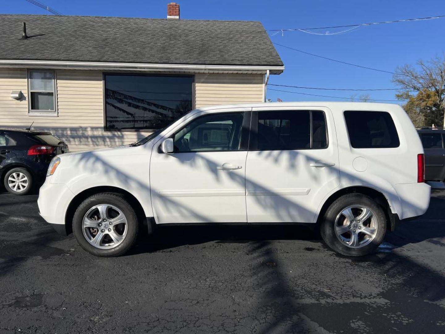 2015 WHITE HONDA PILOT EXL (5FNYF4H50FB) with an 3.5L engine, Automatic transmission, located at 1056 E Riverside Dr, Evansville, IN, 47714, (812) 423-7026, 37.953491, -87.546654 - Photo#0