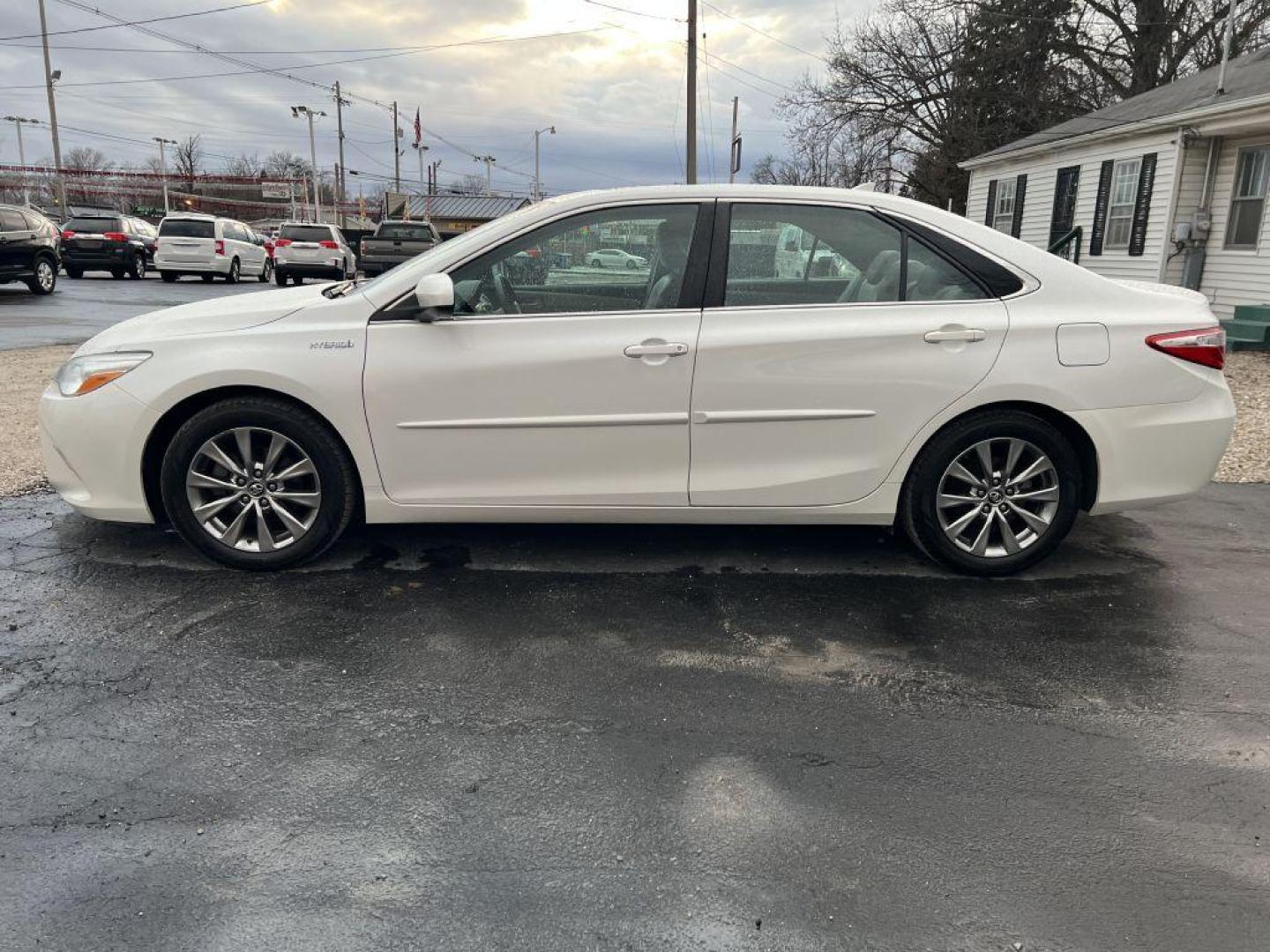 2017 WHITE TOYOTA CAMRY HYBRID (4T1BD1FK4HU) with an 2.5L engine, Continuously Variable transmission, located at 1056 E Riverside Dr, Evansville, IN, 47714, (812) 423-7026, 37.953491, -87.546654 - Photo#0