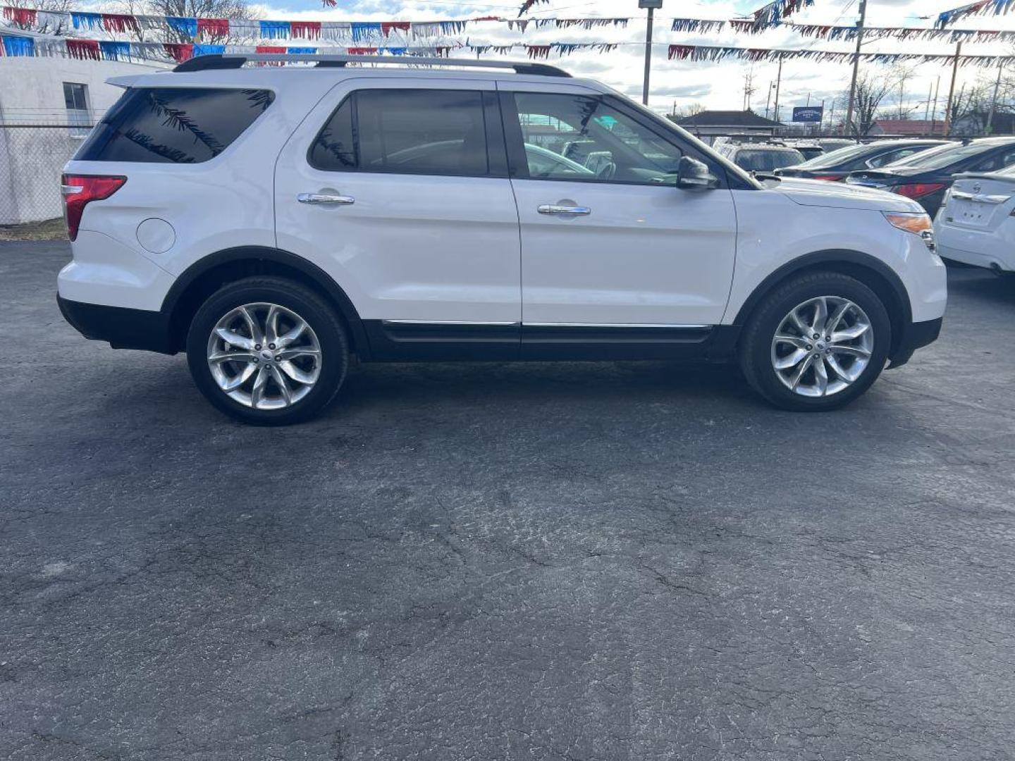 2013 WHITE FORD EXPLORER XLT (1FM5K8D80DG) with an 3.5L engine, Automatic transmission, located at 1056 E Riverside Dr, Evansville, IN, 47714, (812) 423-7026, 37.953491, -87.546654 - Photo#0