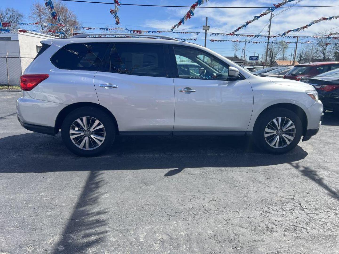 2018 SILVER NISSAN PATHFINDER S (5N1DR2MM1JC) with an 3.5L engine, Continuously Variable transmission, located at 1056 E Riverside Dr, Evansville, IN, 47714, (812) 423-7026, 37.953491, -87.546654 - Photo#0
